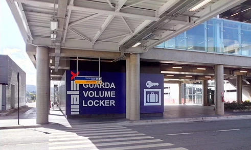 Imagem do serviço de guarda volume locker em um local público, com sinalização clara e moderna para armazenar bagagens com segurança.