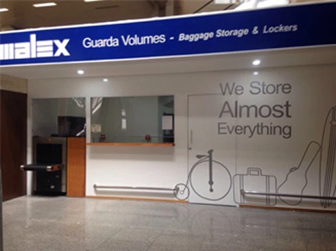 Imagem de um guarda volumes com o nome Malex, destacando serviços de armazenamento de bagagens e armários. Localização moderna e eficiente.
